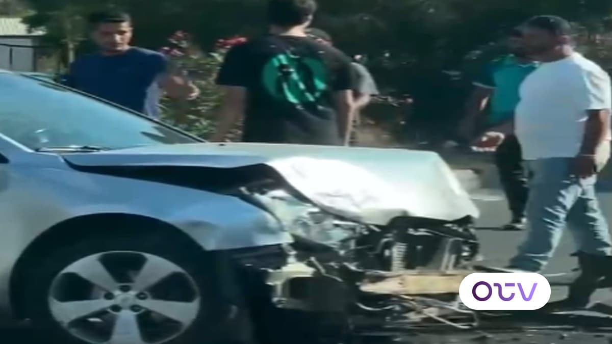 حادث مروّع في الأشرفية... تصادم بين 3 سيارات وانقلاب باص ركاب بالكامل