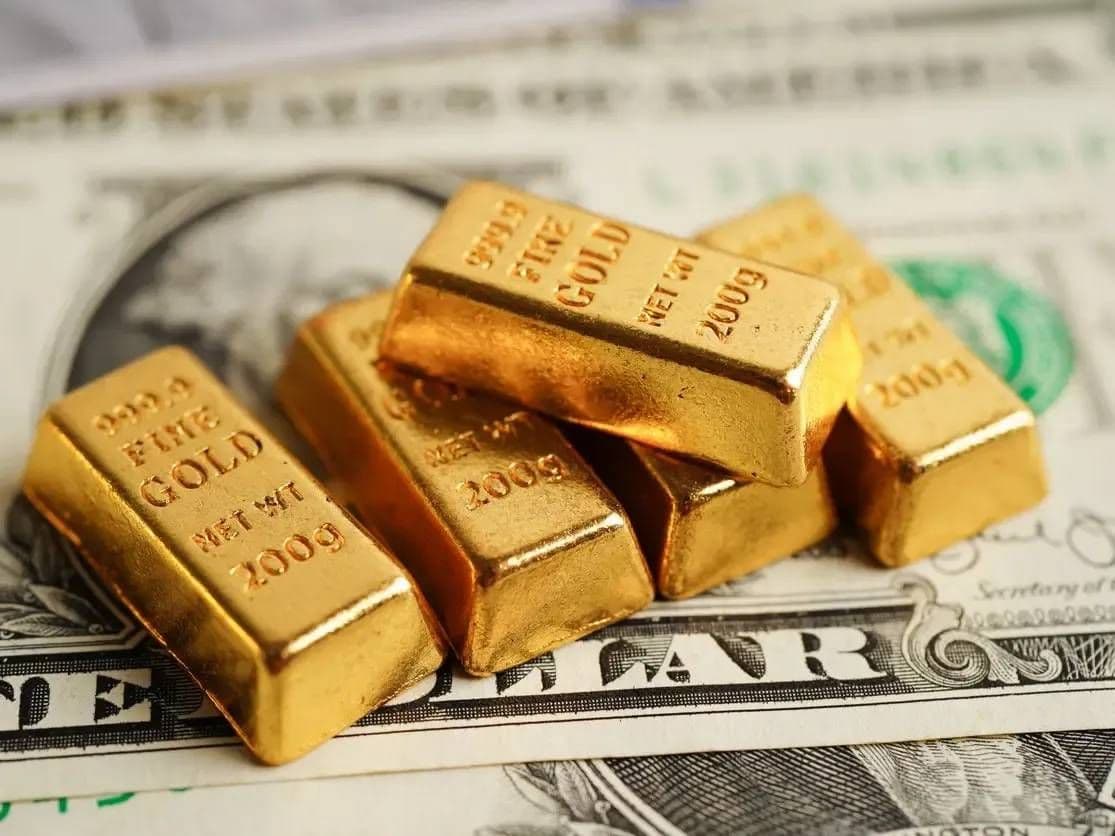 الذهب يتراجع.. كم بلغ سعر الأونصة؟