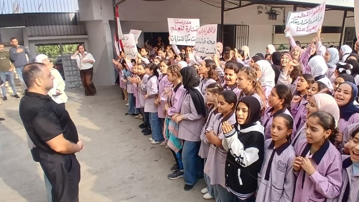 اعتصام طلابي في البداوي رفضاً لإقامة مطمر قرب مدرسة رسمية